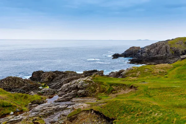 Malin Head, Donegal, İrlanda 'da engebeli bir manzara. Kayalıkları olan dalgalı bir sahil, sisli bulutlu bir günde koyunlu yeşil kayalık bir arazi.. — Stok fotoğraf