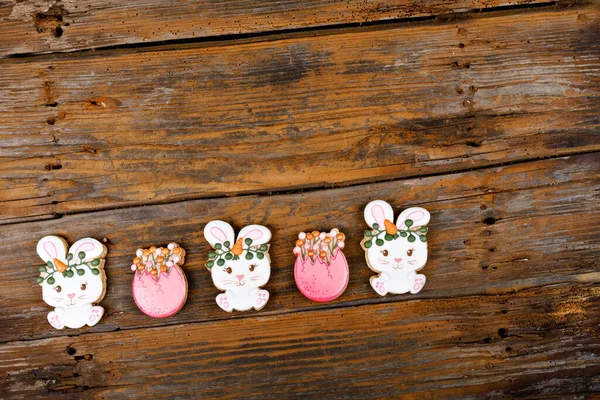 Primo piano di variazione di biscotti da zucchero pasquali diversi decorati con glassa reale. Coniglio coniglietto con carote e uova su sfondo di legno. Delizioso regalo dolce o cartolina — Foto Stock