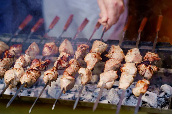 Gegrilde vlees op spies voor barbecue. Varkensvlees, rundvlees of lamsvlees, gegrild in brand. Traditionele Russische bbq voedsel. — Stockfoto