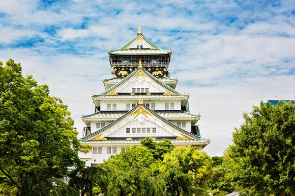 Bellissimo castello di Osaka in Giappone nella soleggiata giornata estiva. Famoso castello, attrazione per i turisti e visite turistiche. Cultura giapponese. Il castello è uno dei monumenti più famosi del Giappone. — Foto Stock