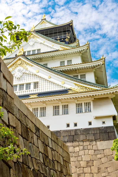 Bellissimo castello di Osaka in Giappone nella soleggiata giornata estiva. Famoso castello, attrazione per i turisti e visite turistiche. Cultura giapponese. Il castello è uno dei monumenti più famosi del Giappone. — Foto Stock