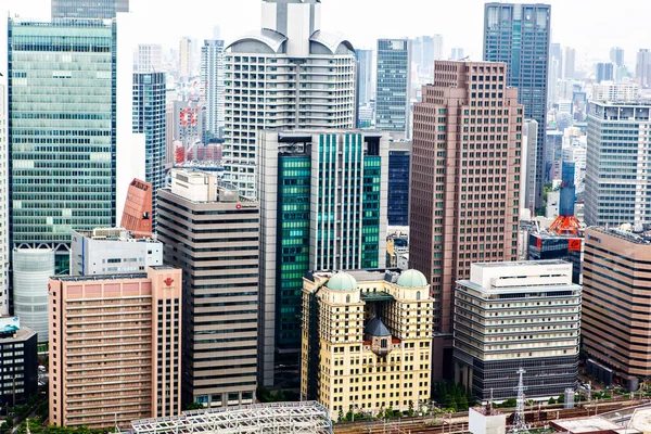 OSAKA, JAPAN - 18 mei 2015: Uitzicht van bovenaf op Osaka stad met skyline met wolkenkrabbers, snelwegen en parken vanaf de top van Osaka kasteel in Japan. Het is de hoofdstad van de prefectuur Osaka. — Stockfoto