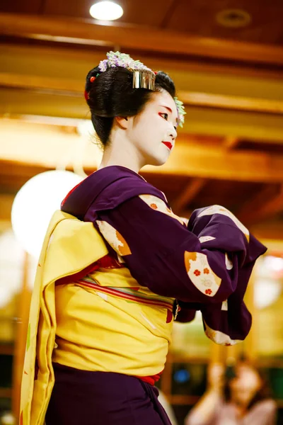 KYOTO, JAPAN - 2015 년 5 월 18 일 : Maiko apprenapprenapprenshowing Japanese traditional dance. 마이코는 게이샤 견습생이야. 마이 코스는 노래를 연주하고, 오자 시키 에서 샤미센을 연주하거나 방문객들을 위한 악기를 연주 한다. — 스톡 사진