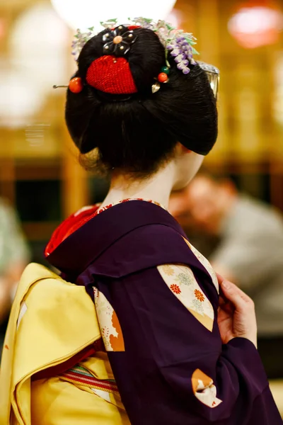 Aprendiz de Maiko mostrando dança tradicional japonesa. Maiko é uma gueixa aprendiz. Maikos cantando músicas, tocando shamisen ou instrumentos para visitantes em ozashiki. — Fotografia de Stock