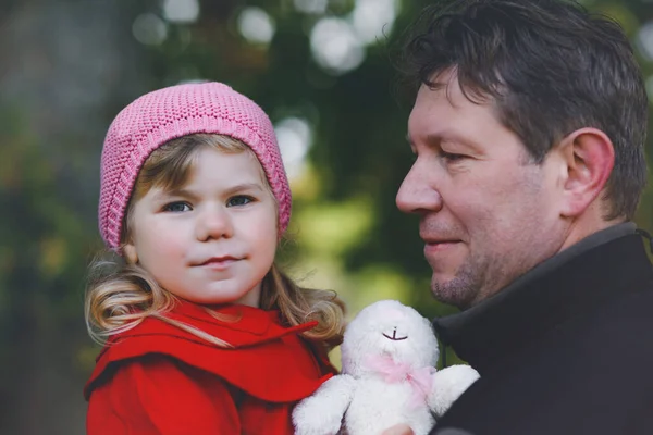 Joyeux jeune père s'amusant mignon tout-petit fille, portrait de famille ensemble. Homme d'âge moyen avec belle petite fille dans la forêt ou le parc d'automne. Papa avec un petit enfant à l'extérieur, étreignant. Amour, attachement — Photo