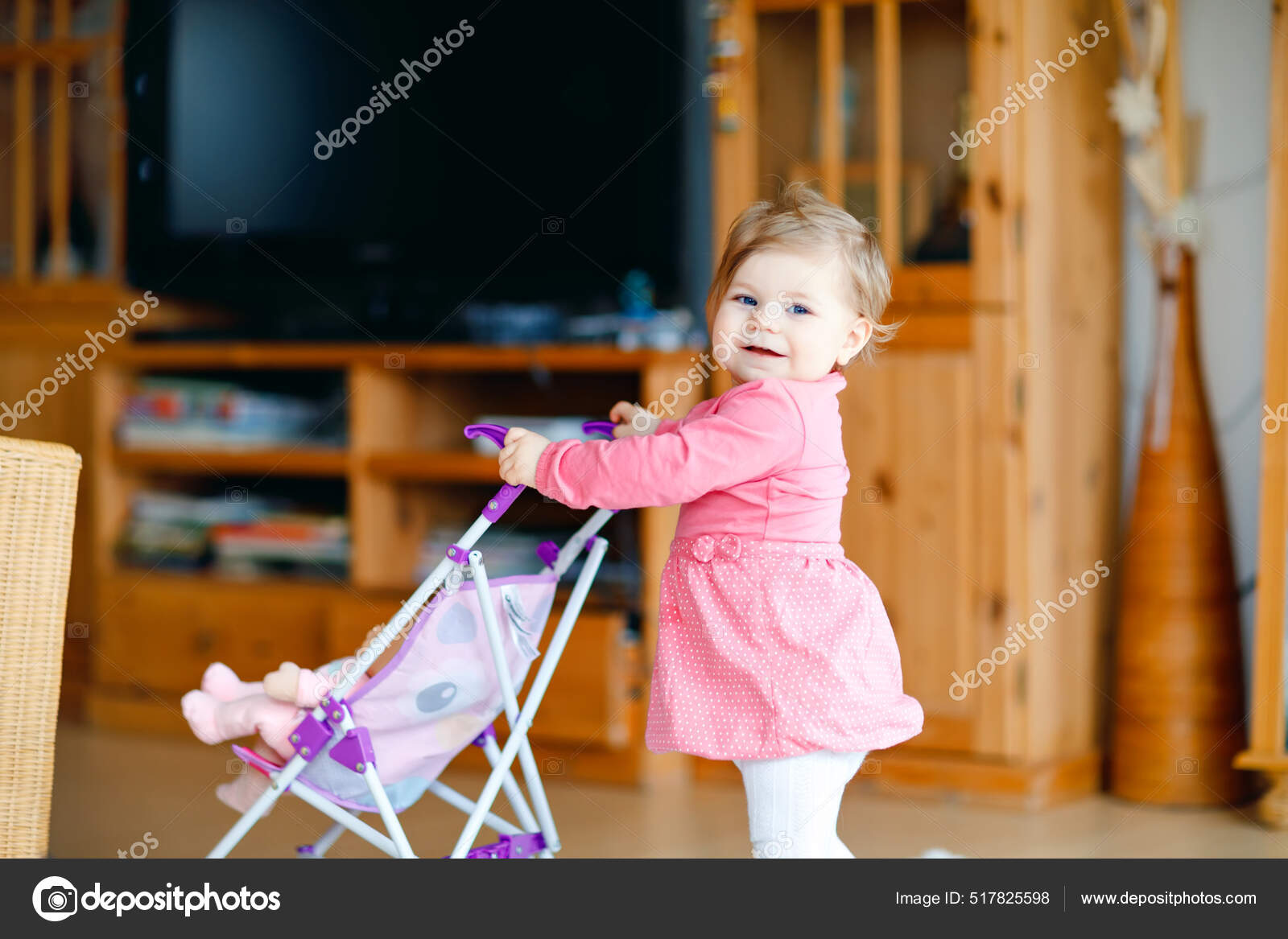 Fotografie Mutter mit Kinderwagen auf Kufen, niedliche Kinder