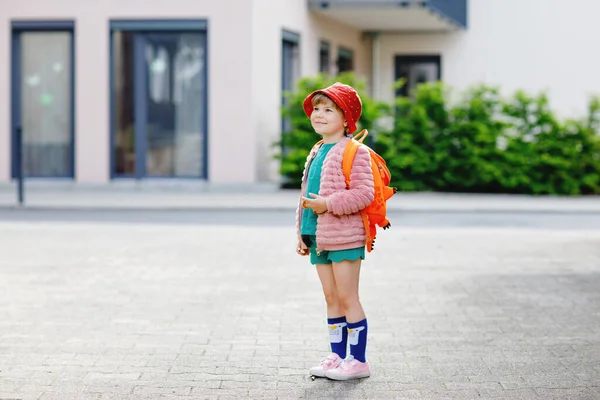 可爱的学龄前小女孩要去上幼儿园。健康的幼儿步行到幼儿园和幼稚园。快乐的孩子，背着背包在街上，户外. — 图库照片