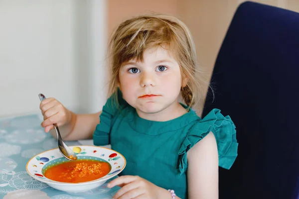 Pequena menina pré-escolar comendo sopa de tomate vegetal saudável para o almoço. Criança feliz bonito tomando alimentos em casa ou creche ou jardim de infância. Refeição saudável para crianças com legumes frescos. — Fotografia de Stock