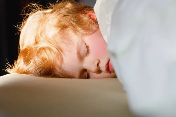 Pequeño niño pequeño descansando en decir en la cama de los padres. Adorable niño durmiendo y soñando. Descanso tranquilo y relajado para niños. — Foto de Stock