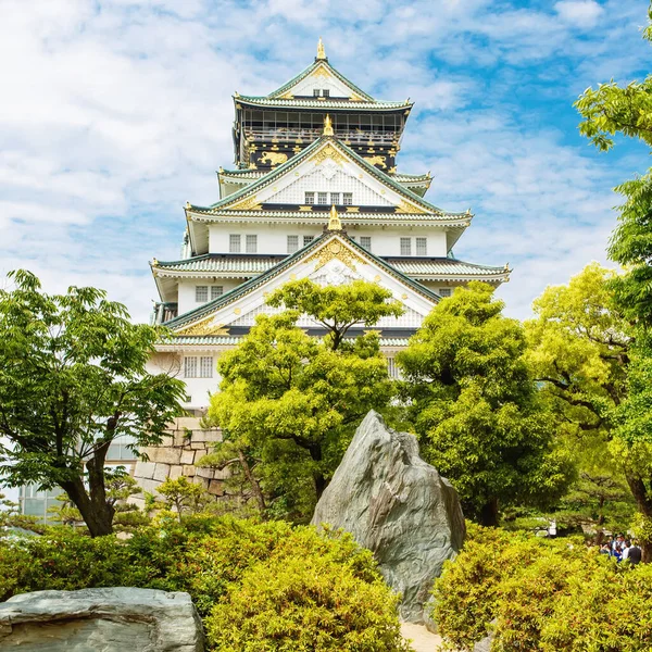 Bellissimo castello di Osaka in Giappone nella soleggiata giornata estiva. Famoso castello, attrazione per i turisti e visite turistiche. Cultura giapponese. Il castello è uno dei monumenti più famosi del Giappone. — Foto Stock