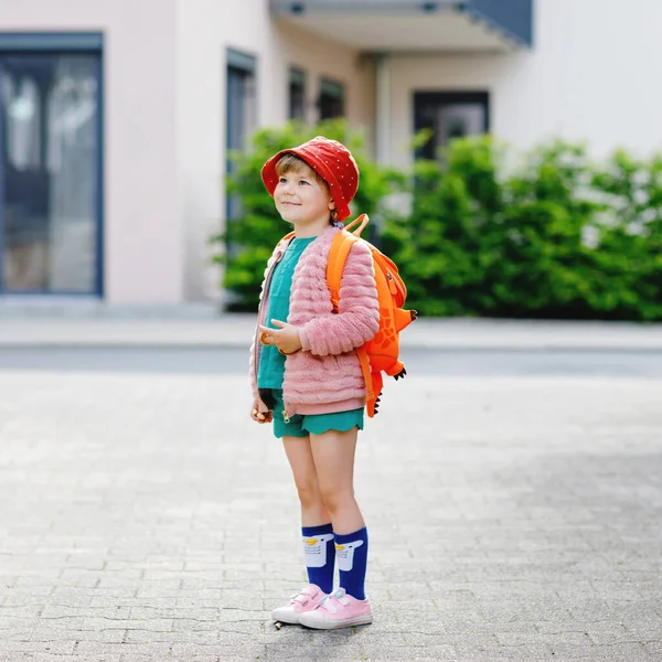 Menina pré-escolar bonito vai para a escola de brincar. Criança saudável caminhando para a creche e jardim de infância. Criança feliz com mochila na rua da cidade, ao ar livre. — Fotografia de Stock