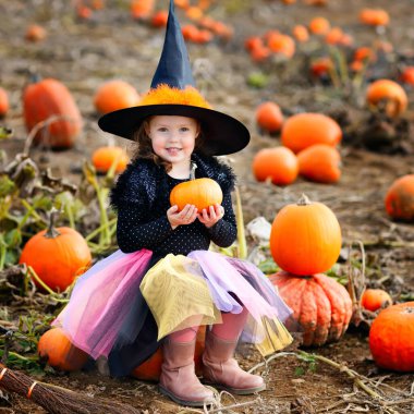 küçük kız giyiyor halloween cadı kostüm kabak yama