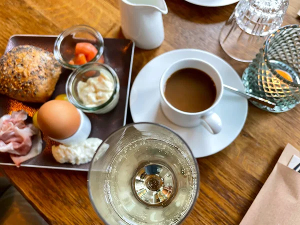 Yaz aylarında kahvaltıda çeşitli reçeller, ekmek, kahve, kruvasan, yumurta, domuz müsli ve portakal suyu ile birlikte sofra hazırlandı. — Stok fotoğraf