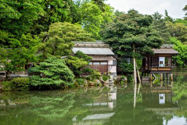 Kanazawa, Ishikawa, Japonya 'da yer alan Kenroku-en bahçesi eski bir Japon geleneksel bahçesidir. Kenroku-en, Kairaku-en ve Koraku-en ile birlikte Japonya 'nın üç büyük bahçesinden biridir..