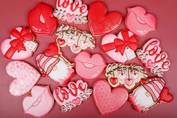 Primo piano di variazione di biscotti diversi durante giorno di valentines. Cuore, amore e bacio biscotto su sfondo rosa. Regalo o sfondo regalo per San Valentino o la festa della mamma. Delizioso regalo dolce o cartolina — Foto Stock