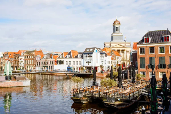 Cityscape of Leiden, the Netherlands. View of New Rhine river and Dutch houses. — Stock Photo, Image