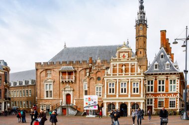 Haarlem, Hollanda, 4 Nisan 2018 - Hollanda, Haarlem şehri. Kilise ve tipik Hollanda evleri manzarası.