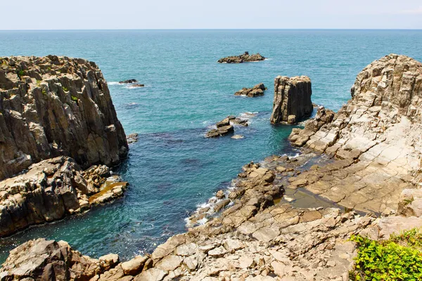 Landschap van Tojinbo Cliff, Mikuni cho, Sakai, Fukui Prefecture, Japan. Kliffen en zee. — Stockfoto