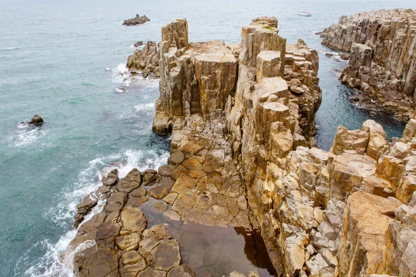 Paisagem de Tojinbo Cliff, Mikuni cho, Sakai, Prefeitura de Fukui, Japão. Falésias e mar. — Fotografia de Stock