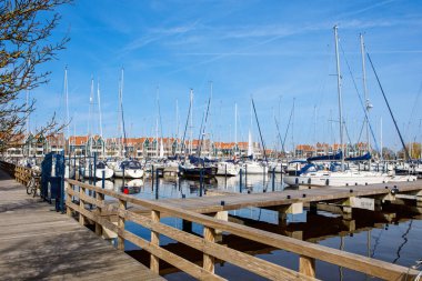 Hollanda 'daki Volendam limanına bakın. Suyun üstünde yüzen tekneler. Kuzey Denizi.