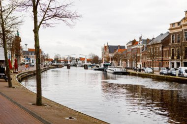 Haarlem, Hollanda, 4 Nisan 2018 - Hollanda, Haarlem şehri. Kilise ve tipik Hollanda evleri manzarası.