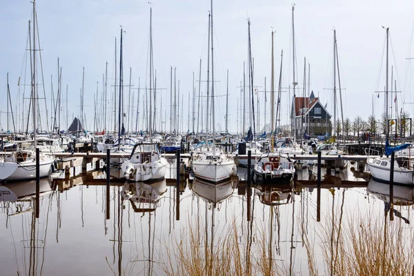 Uitzicht op haven van Volendam in Nederland. Zeilboten op het water. Noordzee. — Stockfoto