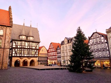 Alsfeld Belediyesi, Weinhaus ve Almanya 'nın ana meydanındaki kilise manzarası. Hesse, Vogelsberg 'deki tarihi şehir, eski ortaçağ çerçevesi Noel zamanı ve ağaçta yarı ahşap evler.