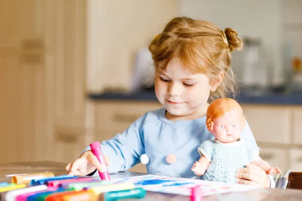 在大流行的验尸检疫病中，一个小孩带着毛笔作画。带着老式玩具娃娃的富有创造力的快乐孩子，和父母一起在家学习和照顾孩子 — 图库照片