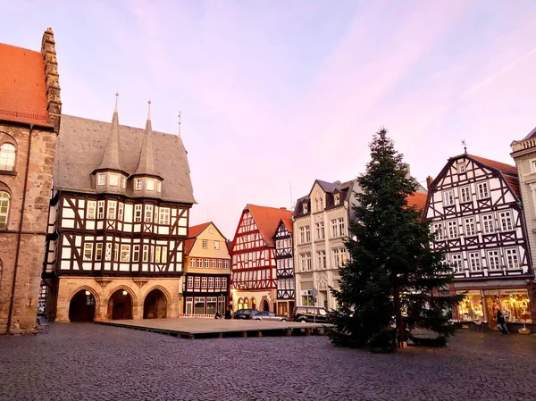 Widok na ratusz w Alsfeld, Weinhaus i kościół na głównym placu w Niemczech. Historyczne miasto w Hesji, Vogelsberg, ze starą średniowieczną ramą domy z muru pruskiego na Boże Narodzenie i choinkę. — Zdjęcie stockowe