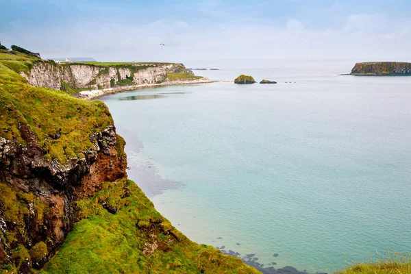 Carrick-a-Rede Köprüsü kıyısında, İrlanda kıyı şeridi üzerinde Kuzey İrlanda 'nın Antrim ilçesi Ballintoy yakınlarında meşhur ip köprüsü. Bulutlu bir günde Vahşi Atlantik Yolu. — Stok fotoğraf
