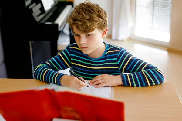 Menino da escola que trabalha duro a fazer trabalhos de casa durante o tempo de quarentena da doença pandémica da Coroa. Criança em casa escolaridade em coronavírus tempo covid, escolas fechadas. Conceito de ensino em casa — Fotografia de Stock