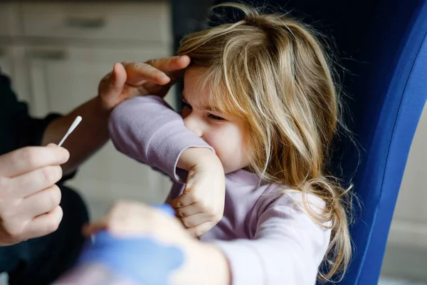 Padre che fa diventare il virus della corona nasale una bambina, un bambino in età prescolare. Figlia e papà prendono covid test antigene a casa con tampone di cotone. — Foto Stock