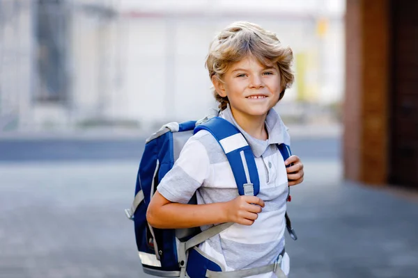 Χαρούμενο αγοράκι με σακίδιο ή τσάντα που λέγεται Ράνζεν στα Γερμανικά. Μαθητής καθ 'οδόν για το σχολείο. Πορτρέτο του υγιούς αξιολάτρευτο παιδί σε εξωτερικούς χώρους. Μαθητής, μαθητής, πίσω στο σχολείο. Ηλικία δημοτικού σχολείου — Φωτογραφία Αρχείου