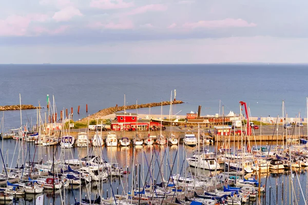 Blick auf den Hafen der deutschen Touristenstadt Damp an der Ostsee. Rundumblick auf Segelboote. — Stockfoto