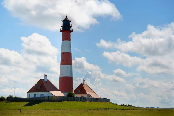 Latarnia morska Westerhever w Szlezwiku Holsztyńskim, Niemcy. Widok na krajobraz przez park narodowy Wattermeer w Nordfriesland. — Zdjęcie stockowe