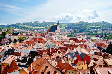 Çek Cumhuriyeti 'nin Cesky Krumlov kentindeki kilise ve kaleye güzel bir manzara. UNESCO Dünya Mirası Sitesi Panoraması.