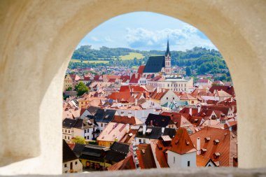 Çek Cumhuriyeti 'nin Cesky Krumlov kentindeki kilise ve kaleye güzel bir manzara. UNESCO Dünya Mirası Sitesi Panoraması.