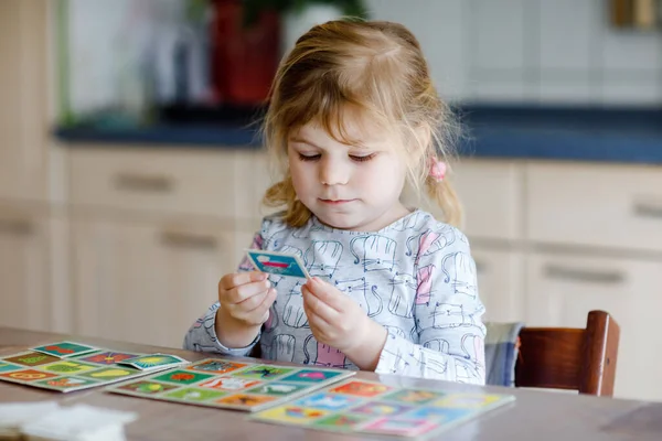 Spännande leende söt småbarn flicka spelar kort spel. Glad hälsosam barnträning minne, tänker. Kreativ inomhus fritid och utbildning av barn. Familjeaktivitet i hemmet. — Stockfoto