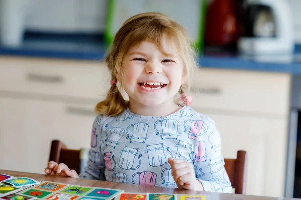 Nadšený usmívající roztomilé batole dívka hraje hru s obrázkem karty. Šťastný zdravý dětský trénink paměti, přemýšlení. Kreativní vnitřní volný čas a vzdělávání dětí. Rodinná aktivita doma. — Stock fotografie