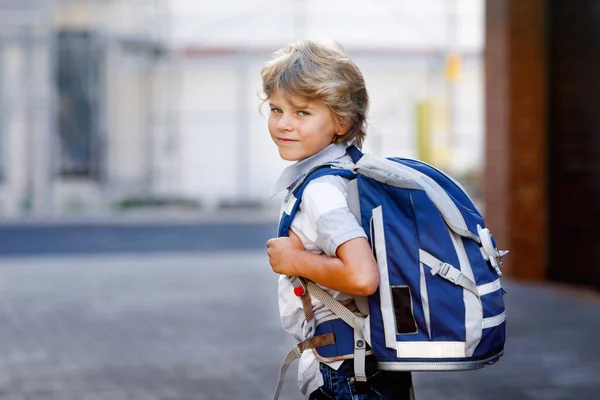 Χαρούμενο αγοράκι με σακίδιο ή τσάντα που λέγεται Ράνζεν στα Γερμανικά. Μαθητής καθ 'οδόν για το σχολείο. Πορτρέτο του υγιούς αξιολάτρευτο παιδί σε εξωτερικούς χώρους. Μαθητής, μαθητής, πίσω στο σχολείο. Ηλικία δημοτικού σχολείου — Φωτογραφία Αρχείου