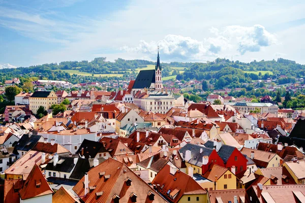 Gyönyörű kilátás nyílik a templom és kastély Cesky Krumlov, Cseh Köztársaság. Az UNESCO Világörökség részét képező város panorámája. — Stock Fotó