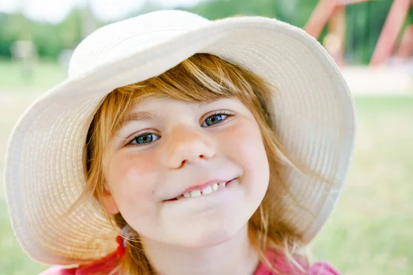 Retrato de menina pré-escolar com chapéu de palha. Criança feliz bonito olhando para a câmera e sorrindo. Menina encantadora em férias de verão com a família. — Fotografia de Stock