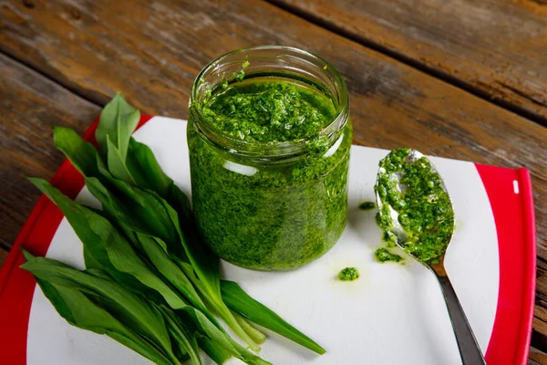 Pesto fresco casero de ajo silvestre. Salsa casera hecha con ajo silvestre, piñones, queso y aceite de oliva. —  Fotos de Stock