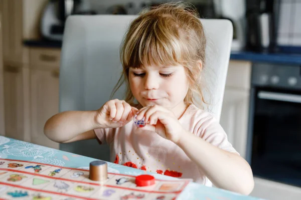 Entzückende niedliche Kleinkind Mädchen spielen Bildkartenspiel. Glückliches gesundes Kind, das Gedächtnis und Denken trainiert. Kreative Freizeitgestaltung in Innenräumen und Ausbildung von Kindern während der Quarantäne-Pandemie mit Coronavirus — Stockfoto