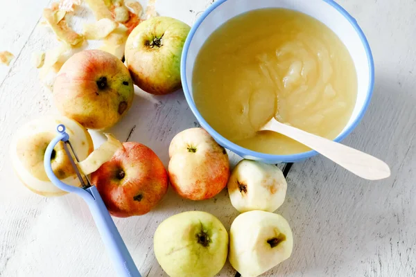 Здорова органічна свіжа домашня маска Applesauce with Cinnamon in a Bowl — стокове фото