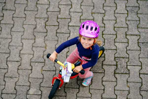 Pequena menina criança correndo com bicicleta de equilíbrio no dia de verão. Condução infantil feliz, ciclismo com bicicleta, atividade ao ar livre. Felicidade, infância — Fotografia de Stock