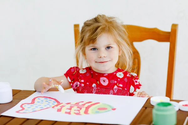 Pequena criança criativa pintura menina com cores de dedo um peixe. Criança ativa se divertindo com desenho em casa, no pré-escolar ou pré-escolar. Educação e educação à distância para crianças. Actividade cremosa. — Fotografia de Stock