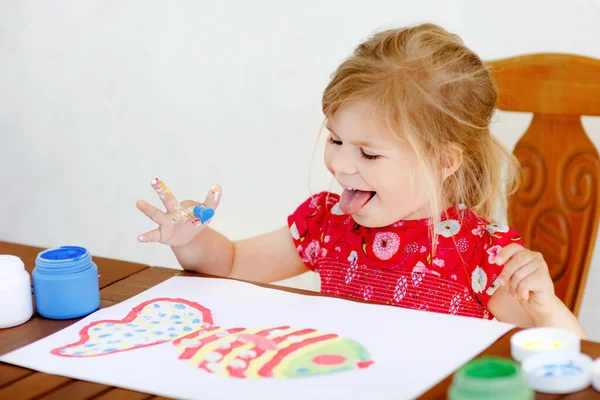 손으로 그림을 그리는 작고 창의적 인 꼬마 소녀는 물고기를 색칠 합니다. 활동적 인 아이들은 집에서, 인력거나 유치원에서 그림그리는 것을 즐기고 있다. 아이들을 위한 교육 과 거리 학습. 활발 한 활동. — 스톡 사진