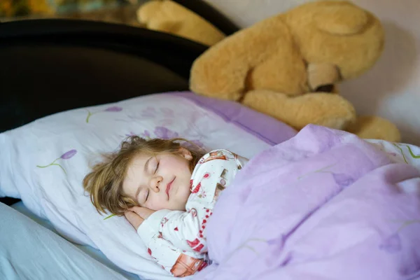 Cute little preschhol girl after sleeping in bed. Happy joyful smiling child wake up in the morning, healthy sleep of children by day — Stock Photo, Image