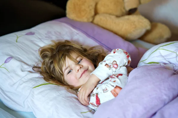 Cute little preschhol girl after sleeping in bed. Happy joyful smiling child wake up in the morning, healthy sleep of children by day — Stock Photo, Image